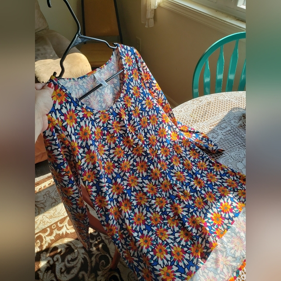 NWOT gleaming gardenias top, lularoe - Picture 9 of 15